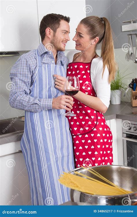 Les Couples Dans L Amour Faisant Cuire Ensemble Dans La Cuisine Et Ont L Amusement Au Sujet De