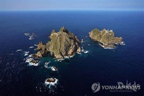 Jun 01, 2021 · 일본은 도쿄올림픽 홈페이지 내 성화 봉송 코스를 소개하는 전국 지도에서 시마네 현 위쪽, 독도 위치에 해당하는 곳에 작은 점을 찍어 독도가 마치 일본 땅인 것처럼 표시했습니다. 일본 방위백서 도쿄올림픽 목전에 또 독도 영유권 도발 | 한경닷컴
