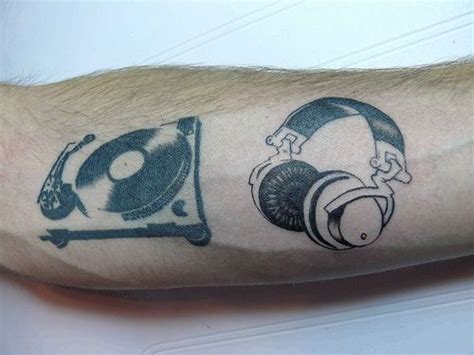 The head is the top and back of the skull which supports the face and sits above the neck. headphones tattoo - Google Search | Kopfhörer tattoo ...