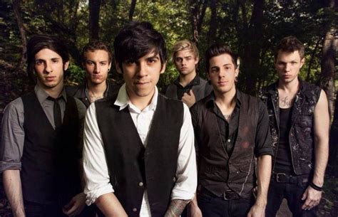 Perhaps you will like their song, for you that love scream and hardcore. HOLOGRAM (EN ESPAÑOL) - Crown The Empire - LETRAS.COM
