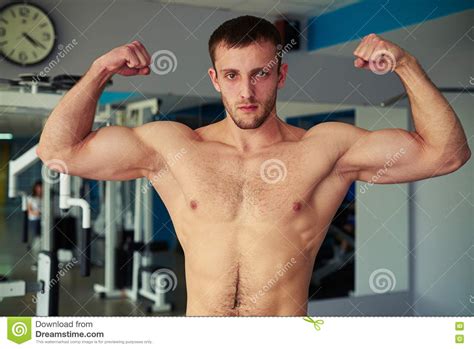 Giovane Uomo Muscolare Che Mostra Il Suo Corpo Ben Preparato Nella Palestra Fotografia Stock