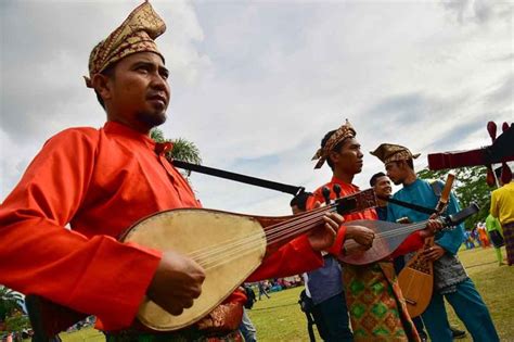 Cara memainkannya, yaitu dengan cara dipukul sambil menentengnya dalam tarian. Perkembangan Alat Musik Gambus di Nusantara | Good News ...