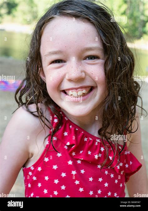 Kleines Mädchen Mit Sommersprossen Lächeln Und Lachen In Die Kamera 7 9 Jahre Alt