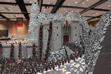 Lego Battle Of Helms Deep 150000 Piece Build Is Now Complete Flipgeeks