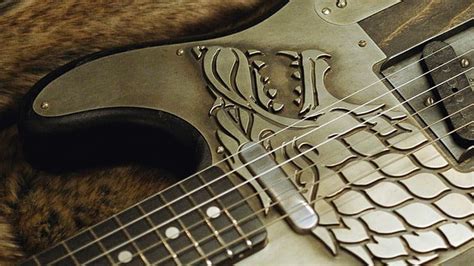 fender anuncia linha de guitarras inspirada em game of thrones com o português nuno bettencourt