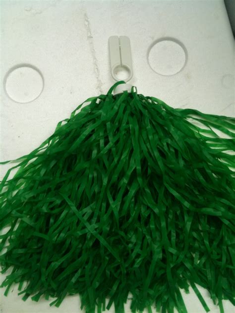 Cut a piece of the yarn, lay it horizontally across the top of a standard notebook and tape. Suzuki x Kageyama Top View Ranchu: Pond Fish - Spawning Mop