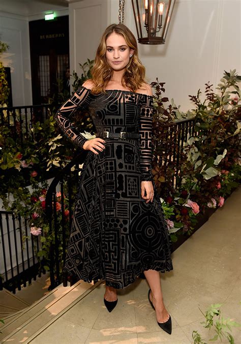 Lily james was born lily thomson in esher, surrey, in 1989. Lily James no lançamento do novo perfume My Burberry Black ...
