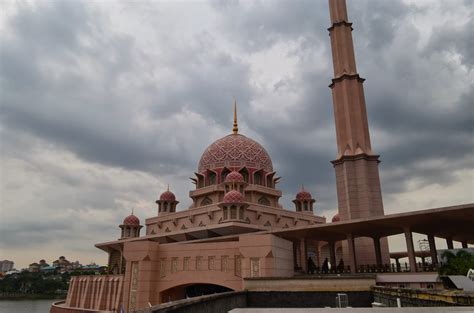 Orang iaitu 10% dari penduduk malaysia. Fasiliti Masjid Kurang Mesra OKU