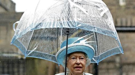Tweets Spark Alarm That Queen Elizabeth Died