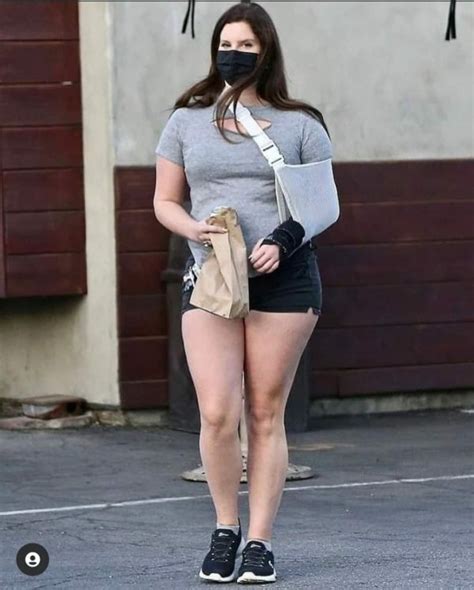 Lana del rey — pretty when you cry. Lana Del Rey si é rotta un braccio, ed é ingrassata ancora