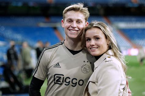 Mikky kiemeney is dating barcelona star frenkie de jong; Ajax traint in imposant Estadio Santiago Bernabéu | Foto ...