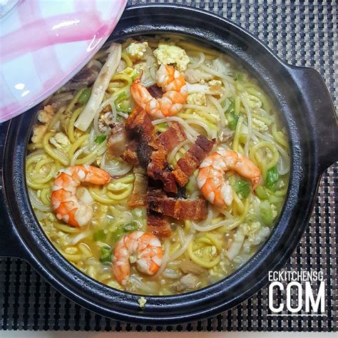 I wanna hold you closer to my heart i love your yellow noodles, best with thin bee hoon, prawns need not be too large. Claypot Hokkien Mee With Sio Bak - eckitchensg