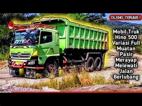 Mobil Truk Hino Variasi Ful Muatan Pasir Merayap Melewati Jalan