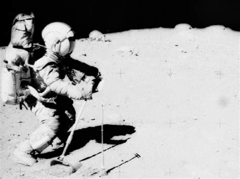 this is the photo that conspiracy theorists say proves the moon landing was a fraud