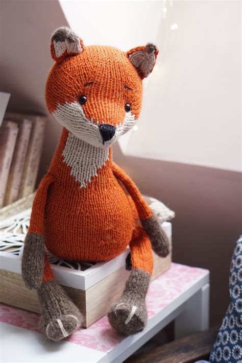 Toy knitting pattern for fox and wolf