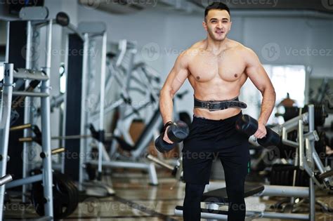 hombre árabe musculoso entrenando con pesas gimnasio moderno hombres árabes fitness con el