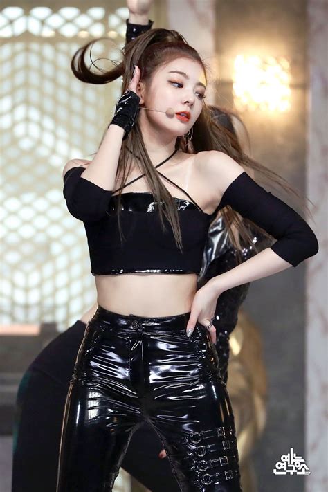 Lia Pics On Twitter In 2021 Itzy Fashion Morning Outfit