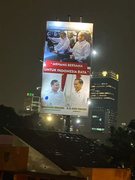Jelang Pilpres, Billboard Raksasa Prabowo Sopiri Jokowi Tebar Pesona di