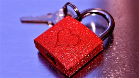 Heart Shape On Glittering Red Lock Hd Love Wallpapers Hd Wallpapers