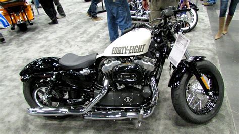Two 16 inch rims serve as a reminder of the bobbers built just after the second world war several big foot sportster conversions have already been carried out and more are in preparation. Moto Harley Davidson Sportster 48 - Ma Moto