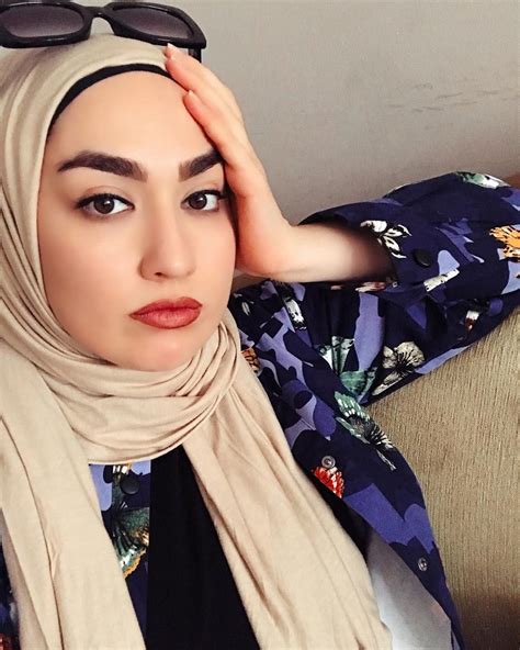 Görüntünün olası içeriği kişi yakın çekim Istanbul Hijab Instagram Fashion Moda Fashion