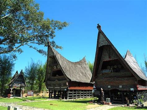 Rumah berbentuk persegi panjang dan masuk dalam. Rumah Adat Batak Namanya / Rumah Adat Batak Modern ...