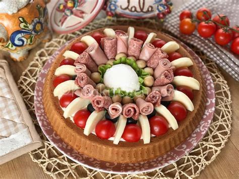 Cuocete la torta salata in forno preriscaldato a 180 gradi per 50 minuti, facendo la classica prova stecchino per accertarvi della giusta cottura. Antipasti di natale - Ricette di Antipasti di Natale di ...