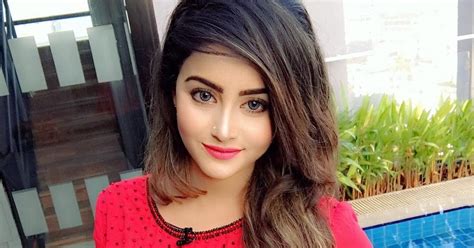 Super Hot And Sexy Pakistani Model Selfie Girl Irum ~ Meet The Whole New Range Of Cute Global