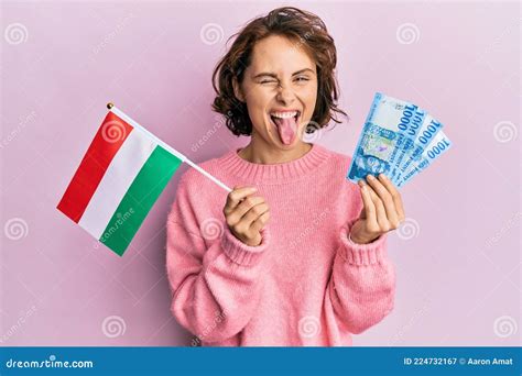 Jonge Brunette Vrouw Met Hongaarse Vlag En Forints Bankbiljetten Die Hun Mond Vol Doen Met