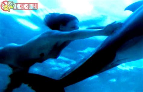 Julia Brendler Nue Dans Dolphins