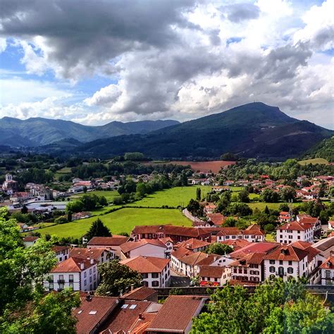 Le village avait une position stratégique, au pied des pyrénées, pouvant veiller à la fois sur le nord du royaume et sur les frontières avec le royaume de france. Saint Jean Pied de Port | Camino de Santiago Forum