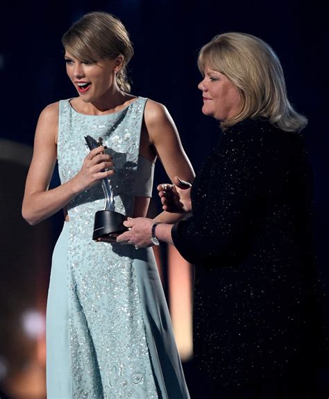 Watch Taylor Swifts Mom Presents Singer With Milestone Award E