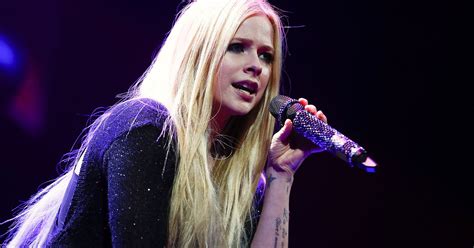 Avril Lavigne Asks For Prayers For Health Issues
