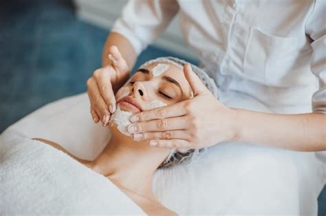 Premium Photo Beautiful Woman Receiving Facial Massage And Spa Treatment At Beauty Salon
