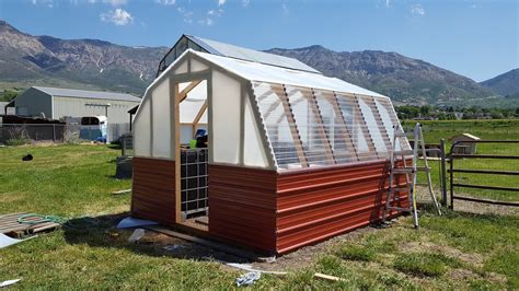 Though breaking into greenhouse growing might seem like a daunting task, with the right information you can decide which greenhouse is best for you and get building! Ana White | Greenhouse build - DIY Projects