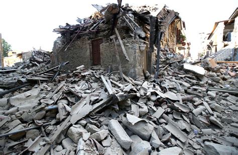 Earthquake In Pescara Del Tronto Powerful Earthquake Strikes Central Italy Killing Dozens