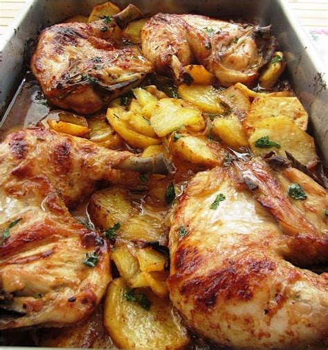 Le poulet aux pommes de terre au four est un plat classique à base de poulet pommes de terre