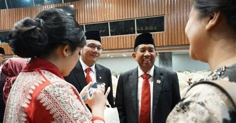 Budi djarot tampil sebagai orator unjuk rasa berujung pembakaran poster habib rizieq shihab. Bukan Gertak Sambal, Safaruddin: Pilkada Adalah Kompetisi