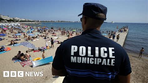 Witness Sees French Police Confront Burkini Ban Woman BBC News
