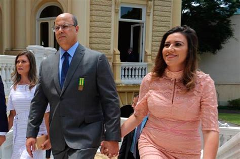 Wilson witzel e sua esposa, helena witzel, mudaram seu regime de casamento para comunhão universal de bens em 3 de setembro de 2019, informa a folha. Mulher de Witzel recebeu mais de R$ 350 mil de dinheiro ...