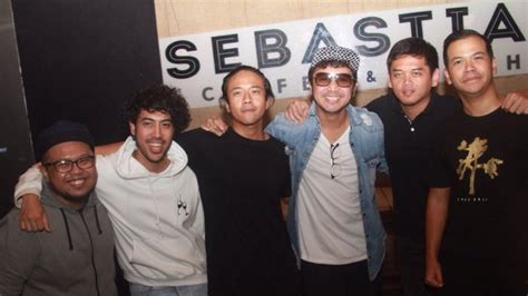 Mereka pun langsung memberikan tepuk tangan. 3 Chord Kunci Gitar & Lirik Lagu Populer Nidji Mudah ...