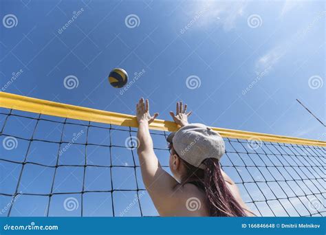 Joueur De Volley Ball De Plage Jouant Lété Femme Avec La Balle Balle