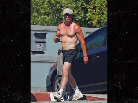 The Bear Star Jeremy Allen White Looks Ripped On Morning Hike The