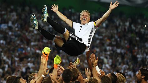 Ein neues gesicht im vergleich zu den vergangenen großturnieren war. Bastian Schweinsteiger: Die Reaktionen zum Ende der ...