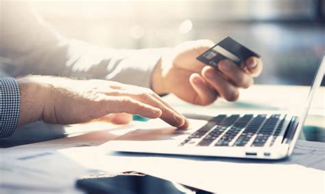 The online retailer's most recent credit card product offers users 5% cash back on all amazon.com purchases, along with 2% at restaurants, drug stores and the gas pump, and 1% on all other spending. 1.5% Cash Back Is the Standard in Credit Cards - NerdWallet