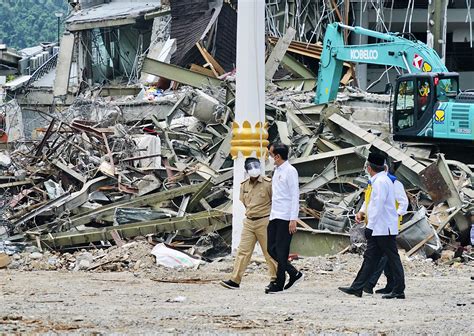 After Seeing Floods, Indonesian Leader Visits Quake Zone