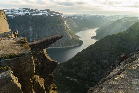 26 Jaw Dropping Pictures Of Trolltunga Norways Legendary Cliff