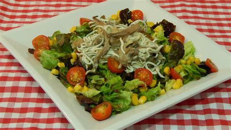 Se tienen que limpiar bien las setas, pero sin lavarlas, quitándoles la suciedad con un trapo. Cómo hacer ensalada templada de gulas y setas - YouTube