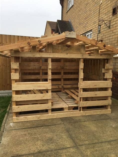Disfrutarán de tener su propio espacio y compartirlos con sus amigos. Pallet playhouse #Palletplayhouse | Pallet playhouse, Play ...