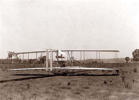 Wright bersaudara mendirikan fasilitas uji penerbangan pertama didunia yaitu wright patterson air force base, yang terletak di wilayah greene dan montgomery. Biografi Wright bersaudara - Penemu Pesawat Terbang - Izbio